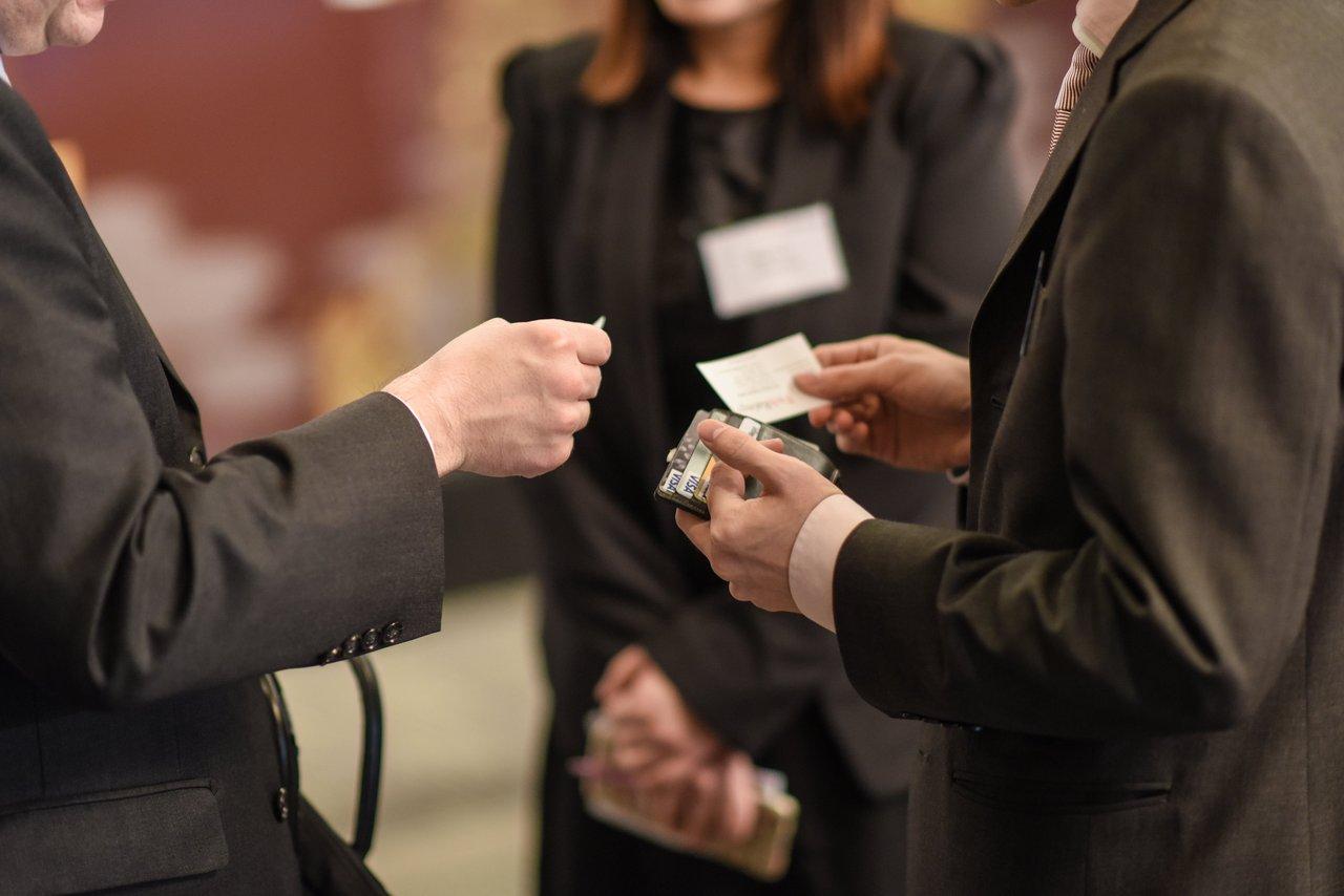 Une foule lors d'une conférence B2B à Londres, favorisant le réseautage et l'échange de cartes professionnelles.