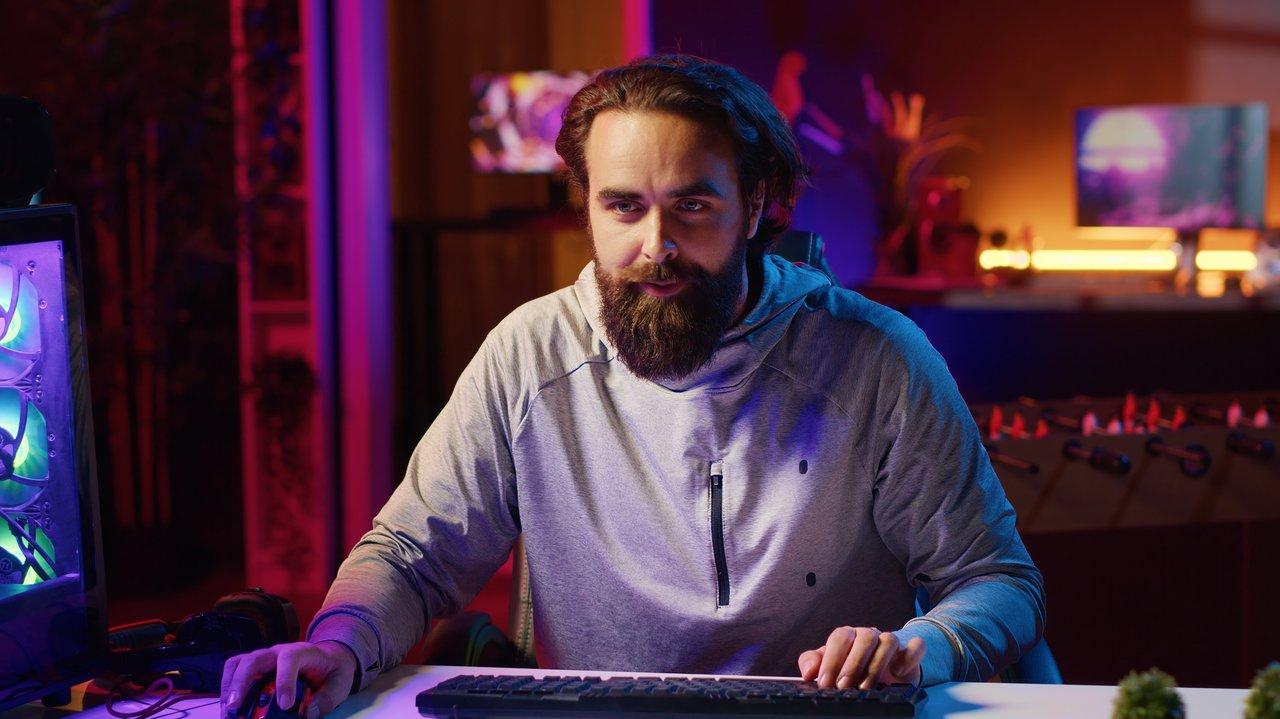 Une interaction Twitch live chat entre un pro gamer et son audience dans un appartement neon-lit.