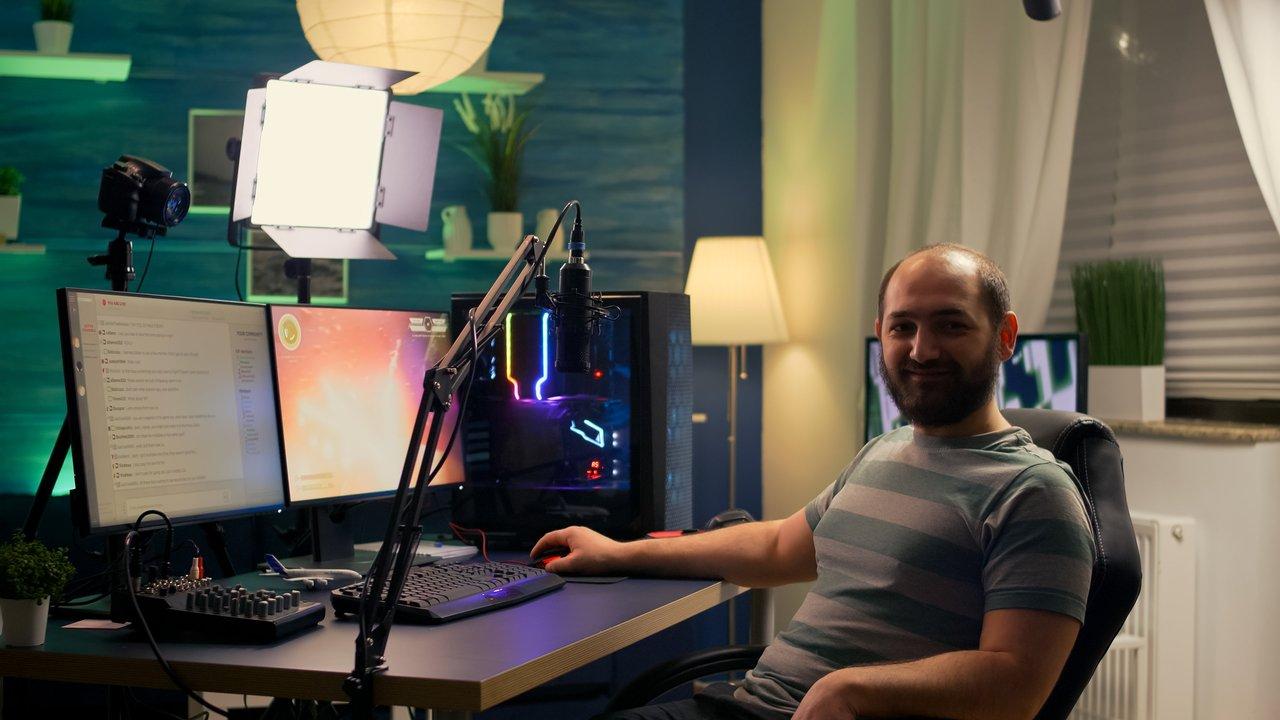 Une maison de streamers en live, favorisant l'interaction communautaire grâce à une configuration professionnelle.