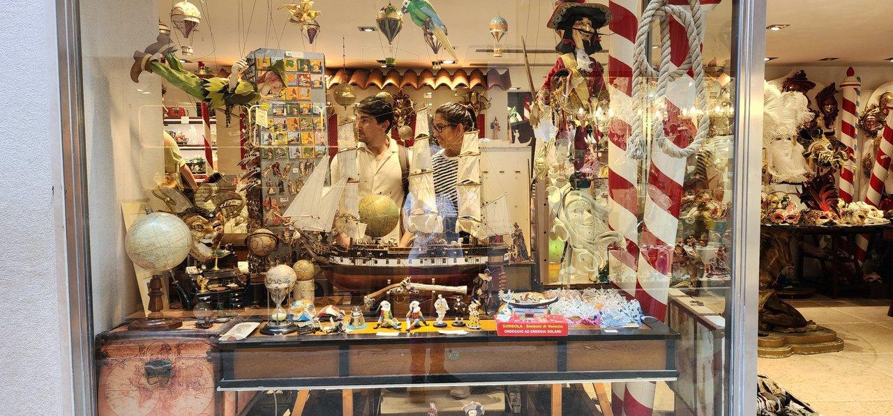 Vitrine artisanale de Gironde présentant des créations festives pour inspirer les fêtes 2025.