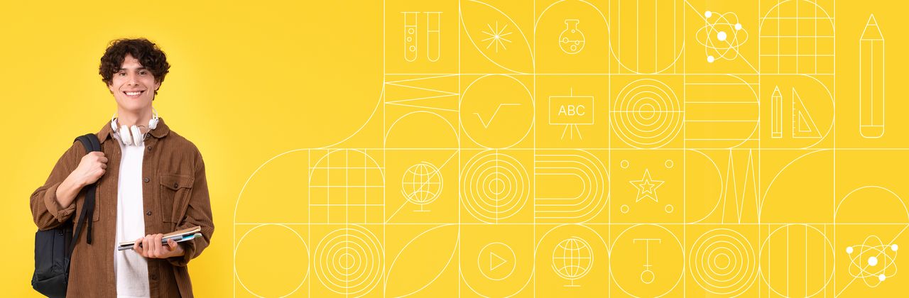 Étudiant confiant avec sac à dos, livres et tablette, fond jaune d’icônes éducatives modernes.